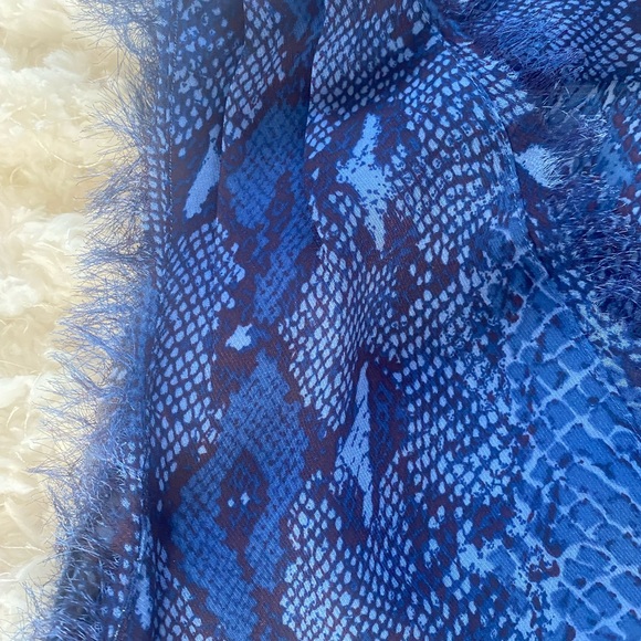 Banana Republic XS Petite Blue Sleeveless v neck blouse snakeskin print - Picture 4 of 5